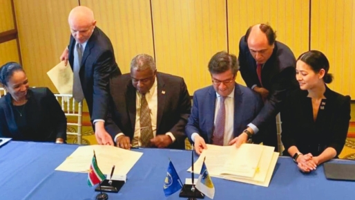 Minister Hoefdraad tekent leenovereenkomsten met IDB in Barbados