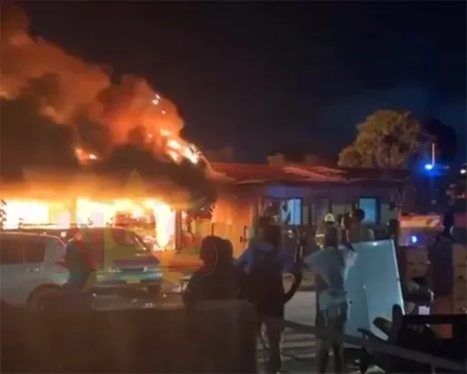 Twee woningen volledig verwoest door brand aan Florris Zwakkestraat