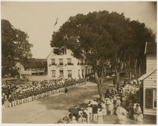 De opening van de Koloniale Staten aan de Gravenstraat in Paramaribo voor het zittingsjaar 1884-1885. (Albuminedruk Julius Muller, 1884)