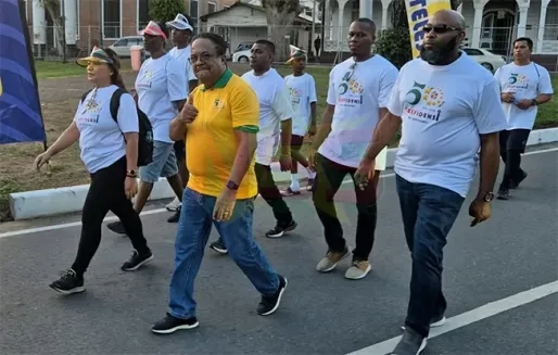 Duizenden doen mee in Srefidensi Trim- en Wandelloop: Eenheid en doorzettingsvermogen