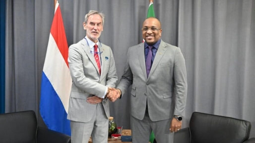 Bouva bedankt Oostelbos voor inzet bij versterking relatie Suriname-Nederland