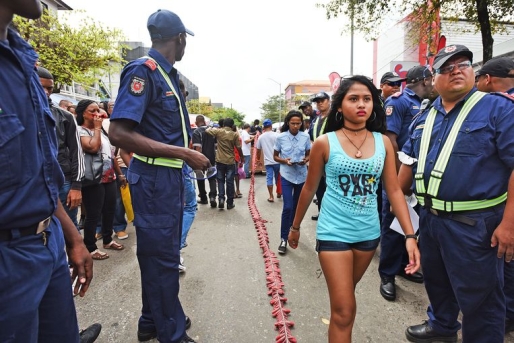 Branweermannen kijken toe hoe de pagara's, lange linten met zware rotjes, in de centrum van Paramaribo worden gelegd. De stad maakt zich op voor het Owruyariviering, inmiddels een begrip.