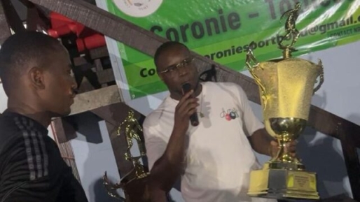 Leroy Doorson beloont kampioenen voetbalcompetitie