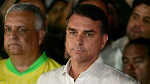Flávio Bolsonaro levert paspoorten niet in, verblijfplaats onbekend