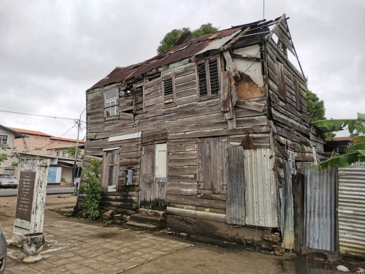 Het geboortehuis van verzetsheld Anton de Kom in Paramaribo staat bijna op instorten.BEELD HIJN BIJNEN