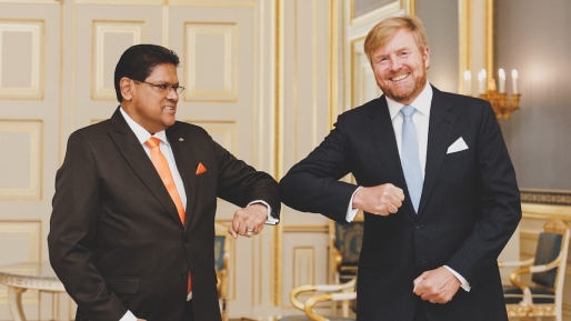Koning Willem-Alexander reageert op overlijden Santokhi: “Wij zijn geraakt door dit onverwachte verlies”