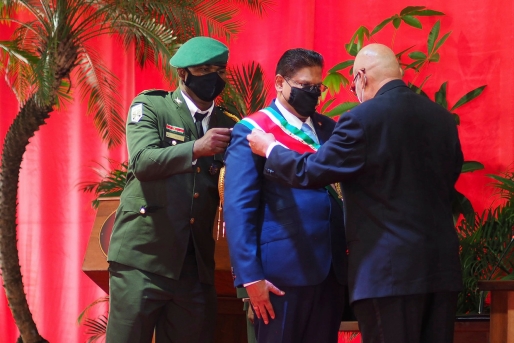 De nieuwe president van Suriname, Chan Santokhi, ontvangt de presidentiële sjerp tijdens zijn inauguratie.Beeld AP