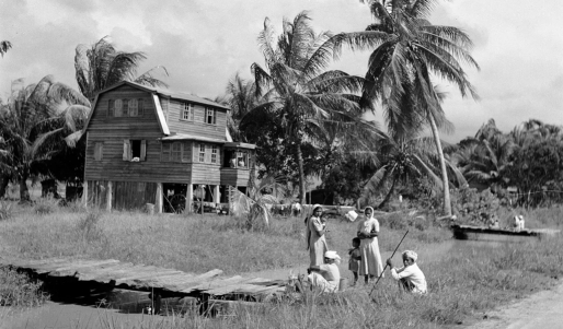 Hindostaanse familie in Nieuw-Nickerie, in 1947. Foto Willem van de Poll