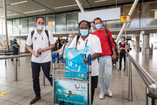 Deelnemers aan de missie vlak voor het vertrek vanaf luchthaven Schiphol.BEELD DINGENA MOL/ANP