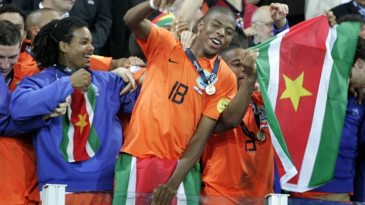 Ryan Donk (m) viert het winnen van het EK met Jong Oranje in 2007 ANP