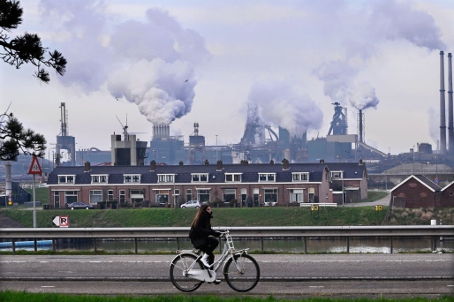 Op de achtergrond het complex van Tata Steel in IJmuiden. Lang was onder economen de consensus dat de prijs op de emissiemarkt te laag was om CO2-emissies echt omlaag te brengen. Foto Peter Hilz/ANP