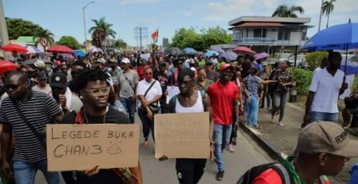 In Suriname zijn voor de derde dag mensen gaan protesteren tegen de regering van Santokhi.Beeld ANP