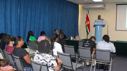 Minister Bee roept studenten op tot integriteit en systeemverandering