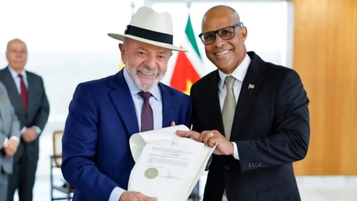 Ambassadeur Antonius biedt geloofsbrieven aan Lula da Silva aan