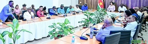 President overlegt met traditioneel gezag over koninklijk bezoek en beleidsdossiers