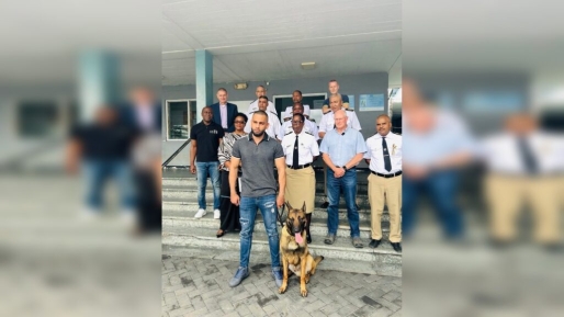 Eerste drugsspeurhond voor Douane Suriname officieel in gebruik genomen