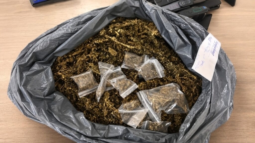 Bijna 3 kilo vermoedelijke drugs onderschept bij inval in Paramaribo