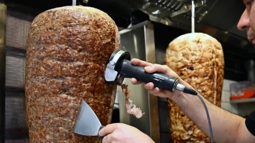 Britse kebabfabriek krijgt boete van 581.000 euro voor grootschalige lamsvleesfraude