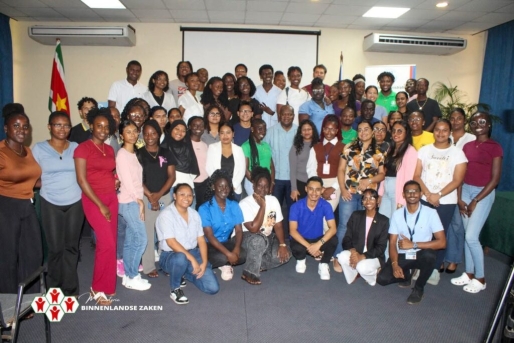 Minister Bee benadrukt belang van geschoolde jongeren voor ontwikkeling Suriname