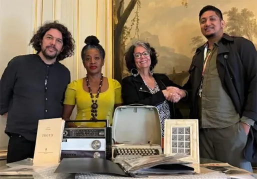 Ida Does schenkt nalatenschap Trefossa aan Surinaams Museum