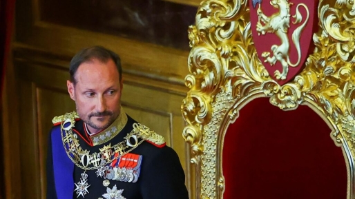 Koning Haakon VIII legt eed af in Noors parlement, koningin Mette-Marit ontbreekt