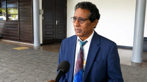 Sharman: regering doet qua buitenlandse dienstreizen niet onder voor voorganger