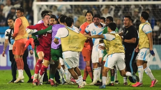 Concacaf straft Guatemala voor racisme, Vaessen vier duels geschorst