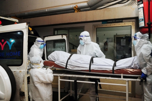In de Indiase deelstaat Kerala zijn twee mensen bezweken aan het dodelijke Nipah-virus. De autoriteiten hebben strenge maatregelen getroffen. Foto AFP 