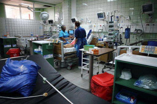 Een van de afdelingen in het Academisch Ziekenhuis Paramaribo, waar het personeel ondanks tekorten aan alles een „geweldige prestatie” levert. Foto Ranu Abhelakh