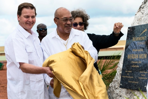 Desi Bouterse (rechts) en CEO van Newmont Gary J. Goldberg (links) verklaren de goudmijn in het oosten van Suriname voor geopend. Foto Pieter van Maele/ANP