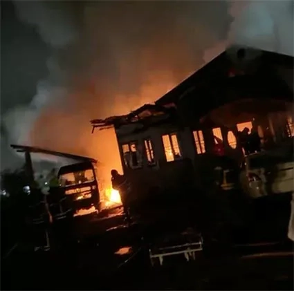 Woning en bussen verwoest door brand