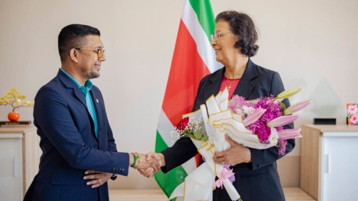 President Simons ontvangt bloemen in aanloop naar Internationale Vrouwendag