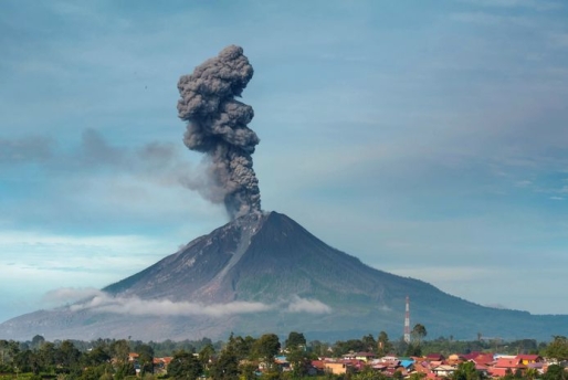 De vulkaan Sinabung op het Indonesische eiland spuwt een enorme aswolk uit na een uitbarsting eerder vandaag. © EPA