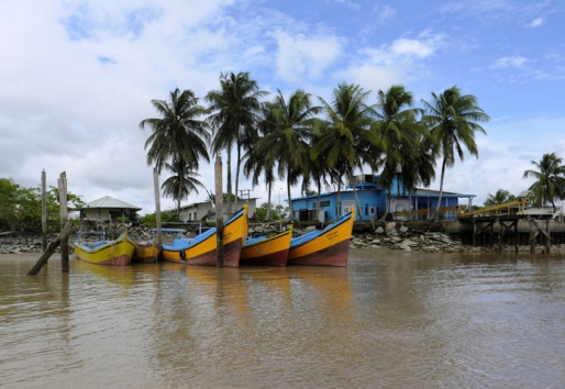 Guyanese vissersboten langs de Suriname rivier © AP
