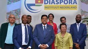 President Santokhi was in september 2021 aanwezig bij de proclamatie in Amsterdam van het Diaspora Instituut Nederland. Op de foto de president met het bestuur van het Diaspora Instituut Nederland