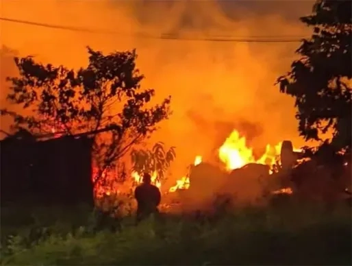 Grote brand verwoest deel houtzagerij aan Duisburglaan