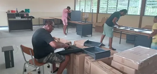 Apoera klaar voor praktijkonderwijs: bewoners maken schoon Apoera klaar voor praktijkonderwijs: bewoners maken schoon