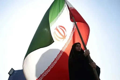 VS valt Iran aan, Iran sluit Straat van Hormuz