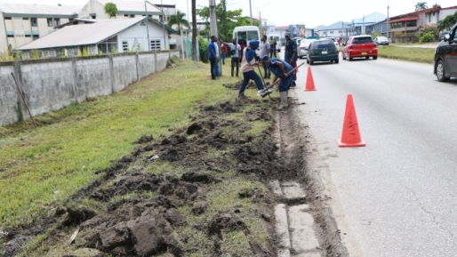 OGA pakt verstopte rioleringen en goten in Paramaribo aan
