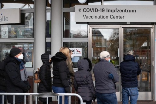 Mensen wachten in de rij voor een Covid-19-vaccinatiecentrum in Frankfurt am Main. Foto Yann Schreiber/AFP 