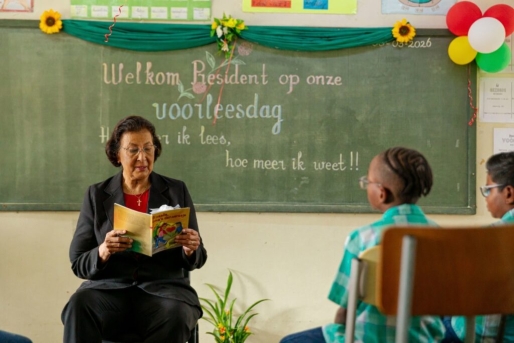 President Simons: onderwijsproblemen los je niet vanachter een bureau op