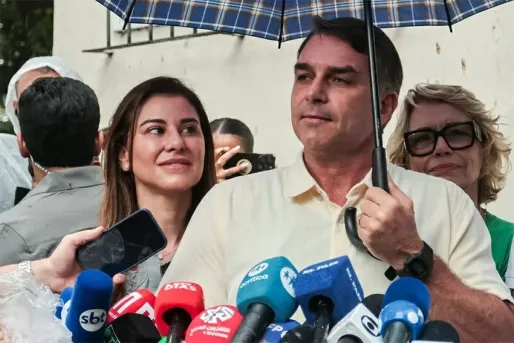 Flávio Bolsonaro onderweg naar VS na niet inleveren paspoorten