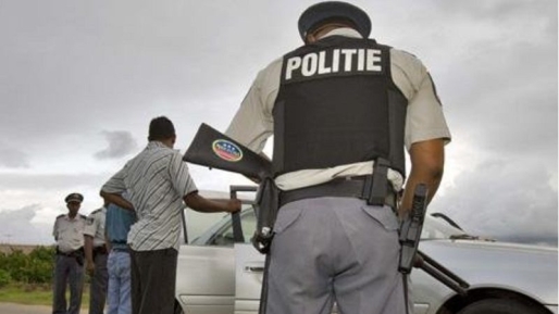 Politiebrigadier in rug gestoken tijdens surveillance in Atjoni