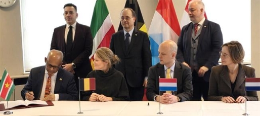 De ondertekening van de twee overeenkomsten in Brussel met de Benelux-landen. Het moment waarop minister Albert Ramdin zijn handtekening plaatst. (Foto: Bibis)