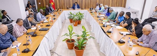 President Chan Santokhi en ministers in overleg met een groot deel van de vakbeweging. Ravaksur, onderwijs- en veiligheidsbonden waren aanwezig bij het overleg. (Foto: Kabinet van de President) President Chan Santokhi en ministers in overleg met een groot deel van de vakbeweging. Ravaksur, onderwijs- en veiligheidsbonden waren aanwezig bij het overleg. (Foto: Kabinet van de President)