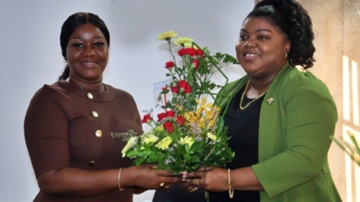 Minister Miquella Huur neemt een bloemstuk in ontvangst van haar voorganger Gracia Emanuel. Foto: CDS Minister Miquella Huur neemt een bloemstuk in ontvangst van haar voorganger Gracia Emanuel. Foto: CDS
