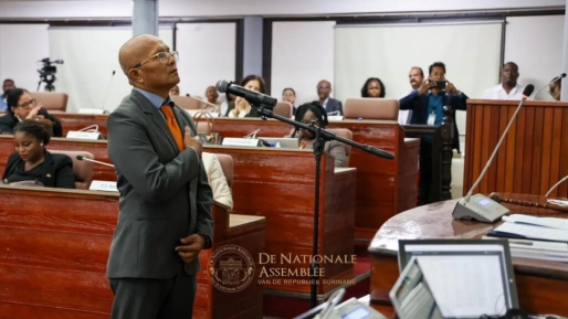 Johnny Kasdjo beëdigd als nieuw DNA-lid namens VHP