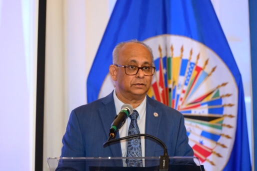 Moet Albert Ramdin de eer aan zichzelf houden en principieel aftreden als OAS-secretaris-generaal?