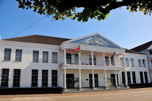 Dubbele salarissen bij Centrale Bank