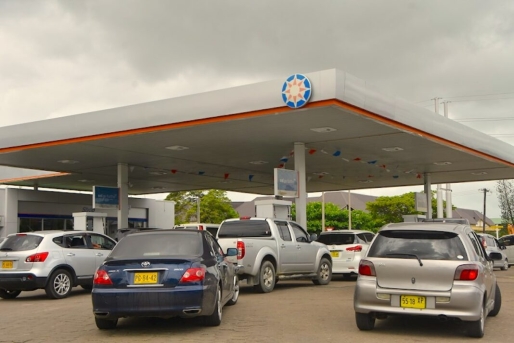 Lange rijen voor brood en olie, binnenkort in Suriname!